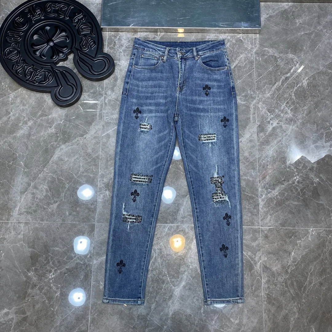 P276 Chrome Hearts🌸Jeans are here🌸 Willow cross ripped jeans. Exclusive custom weaving and dyeing. 100% pure cotton high weight denim fabric. High quality washing! After the pants are finished, do heavy enzyme stone washing and rinsing!  ✨Heavy leather embroidery➕Hand-made ruffles➕Denim whiskers✨Original hardware mold opening! Carrying various craft elements, this season’s most heavily crafted denim trousers!  Suitable for all kinds of outfits and can be worn in all seasons. Recommended color: dyed denim blue. Code numbers: S, M, L, XL